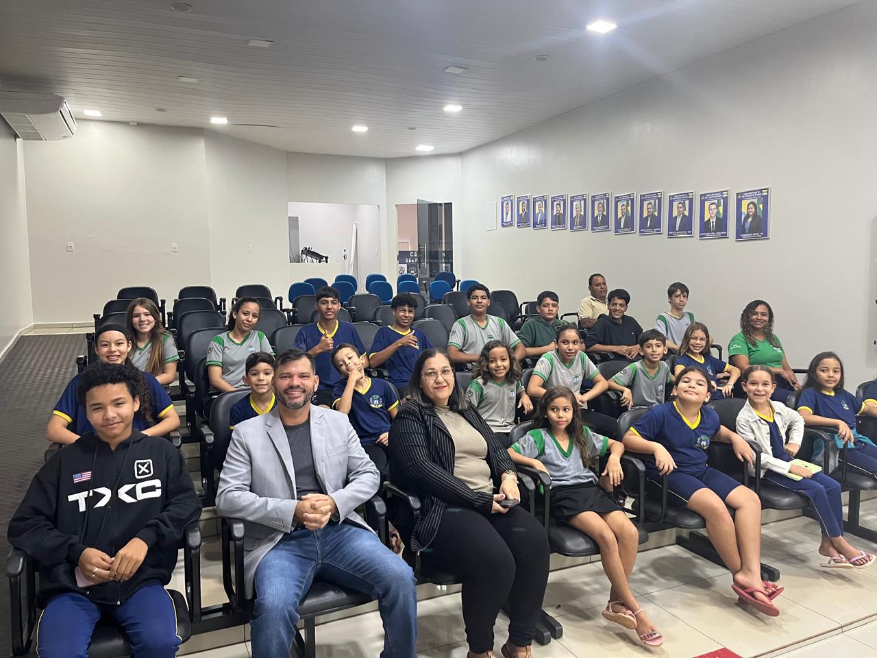 Estudantes visitam a Câmara Municipal e participam da 44ª Comissão Permanente em São Francisco do Guaporé